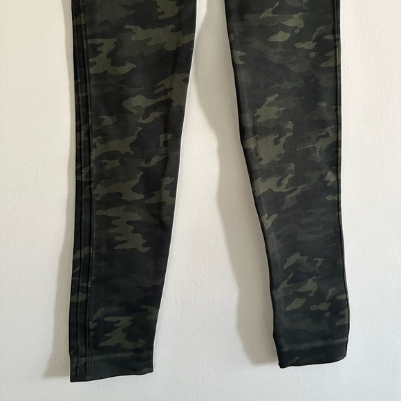 NWT SPANX Look at Me Now Seamless High-Waisted Camo Leggings Green Women’s sz M - Picture 5 of 9